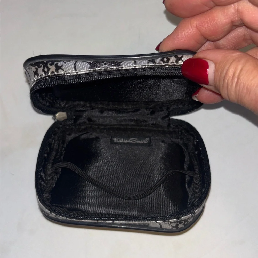 FASHION SMART BRAND SILVER AND BLACK CROWN DESIGN COIN PURSE FULL ZIP CLOSURE